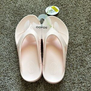 NWT OOFOS SANDALS